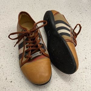 Size 7 Burberry shoes